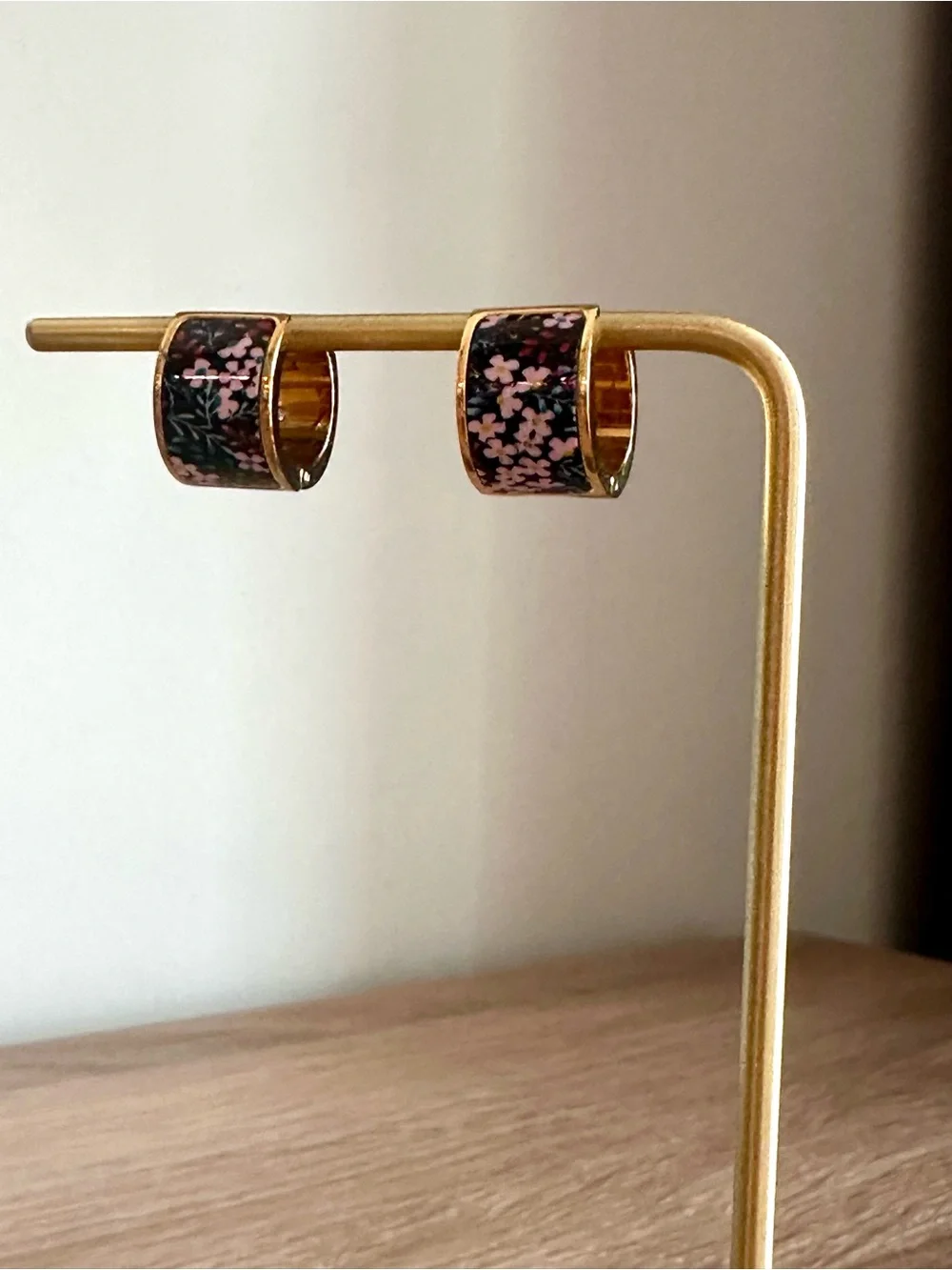 Kate Spade Flower Huggie Hoop Earrings Gold Tone Floral Enamel Black Pink